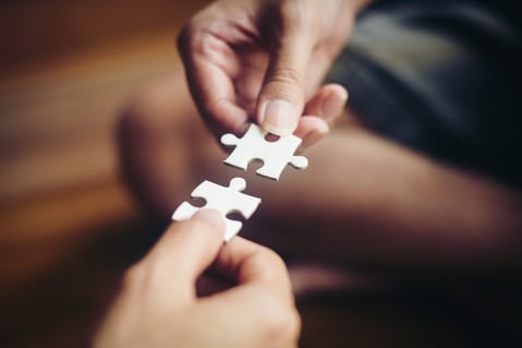 hand-holding-jigsaw-puzzles-business-partnership